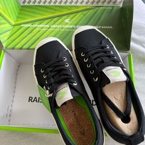 NEW Cariama Black and White Canvas Sneaker